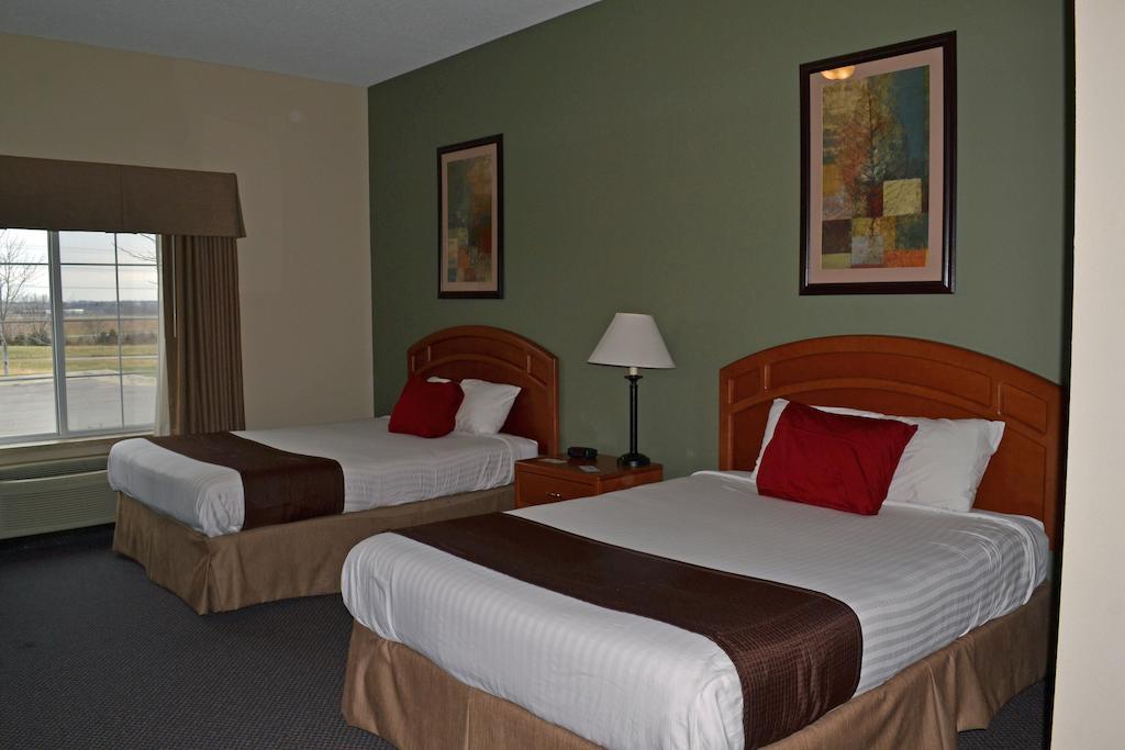 Paola Inn And Suites Стая снимка