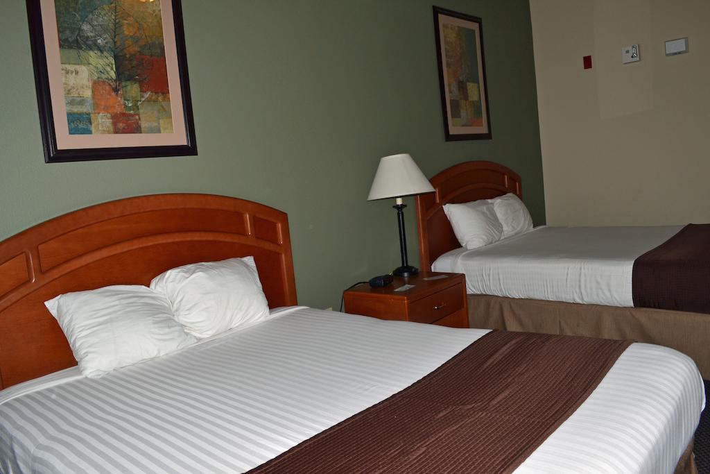 Paola Inn And Suites Стая снимка