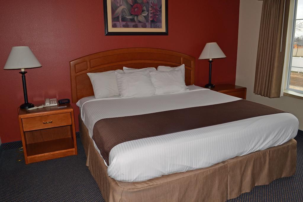Paola Inn And Suites Стая снимка