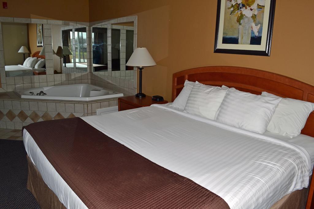 Paola Inn And Suites Стая снимка