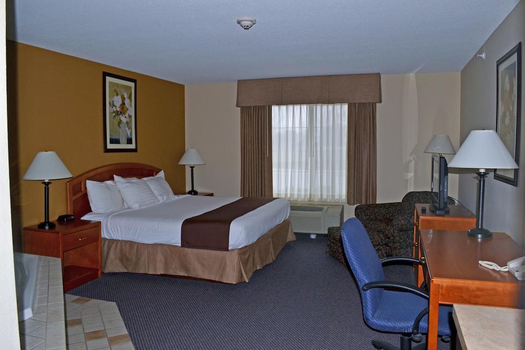 Paola Inn And Suites Стая снимка