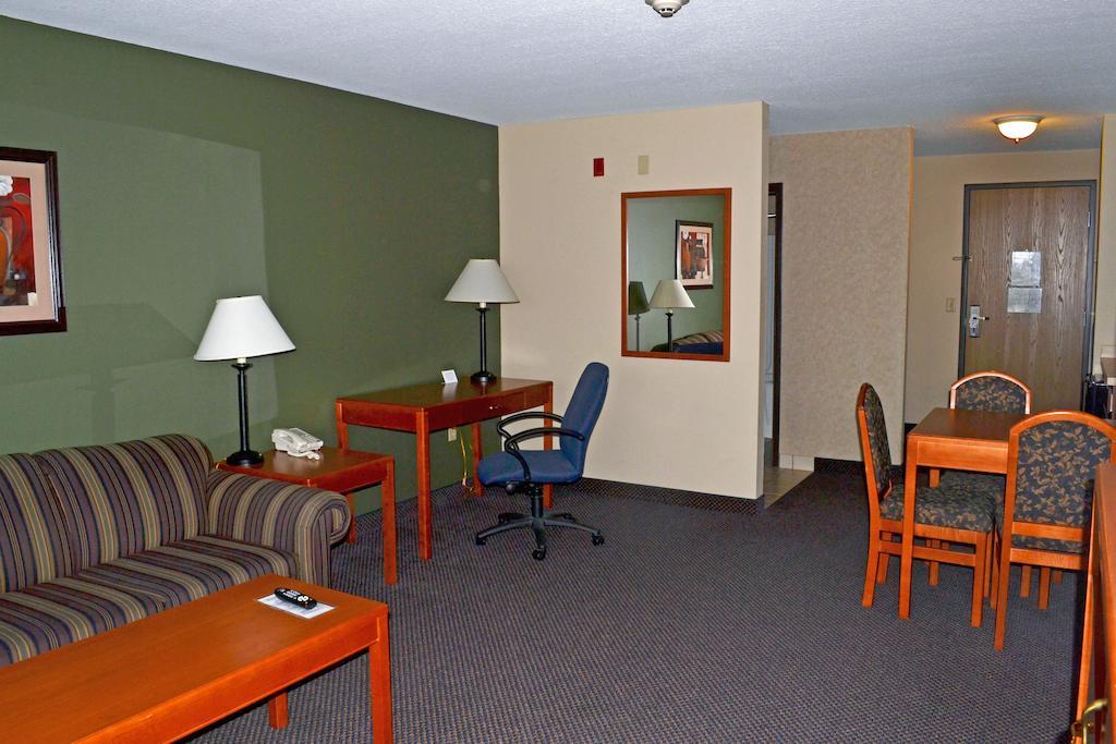 Paola Inn And Suites Стая снимка