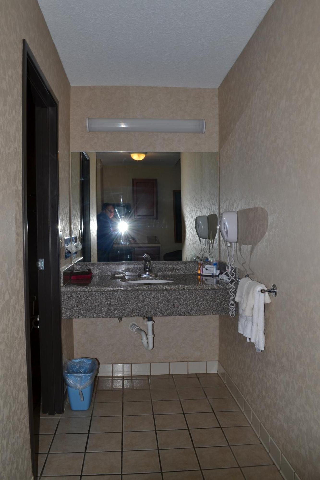 Paola Inn And Suites Екстериор снимка