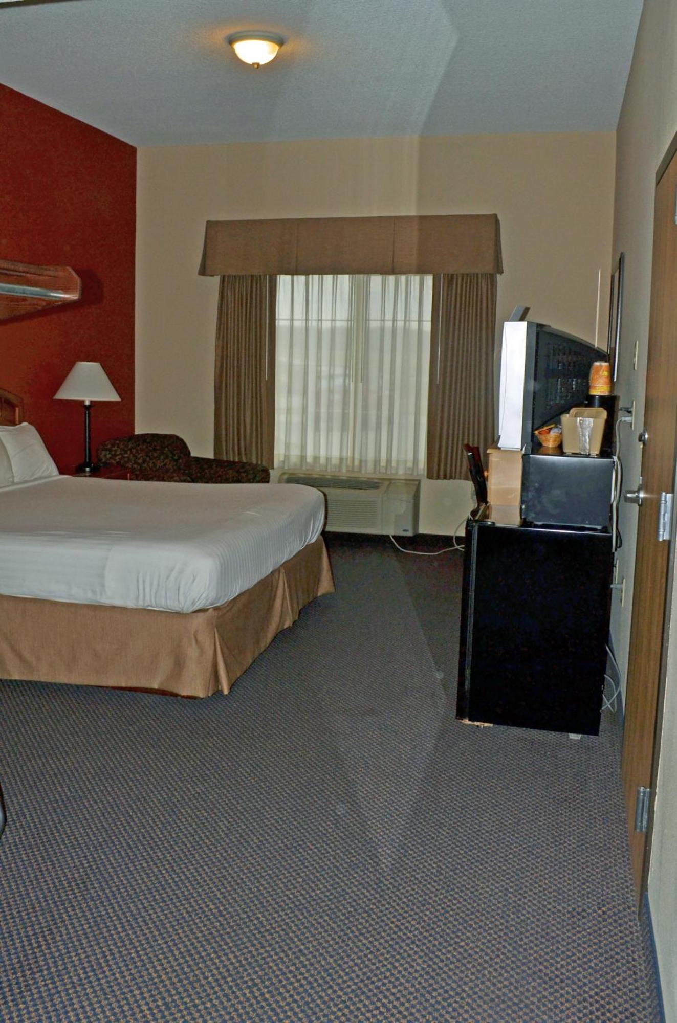 Paola Inn And Suites Екстериор снимка