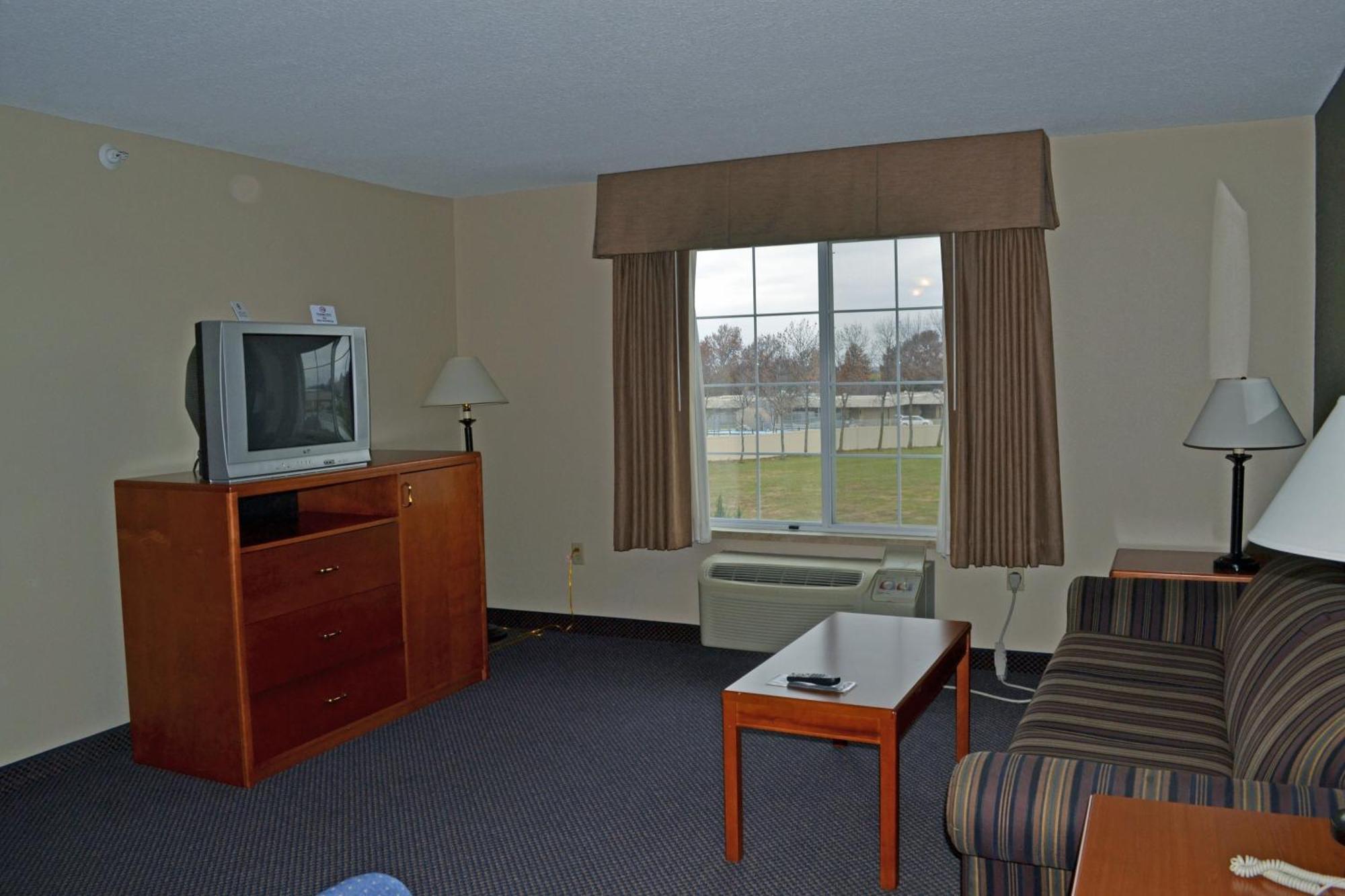 Paola Inn And Suites Стая снимка