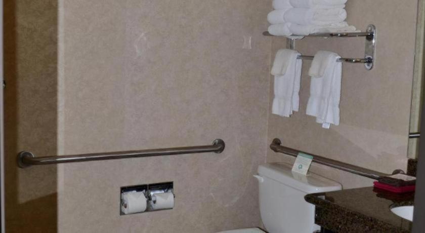 Paola Inn And Suites Екстериор снимка