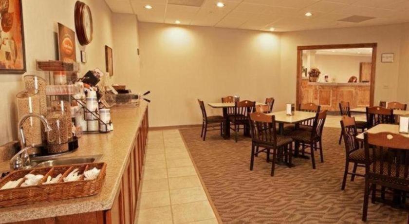Paola Inn And Suites Екстериор снимка
