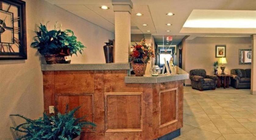 Paola Inn And Suites Екстериор снимка