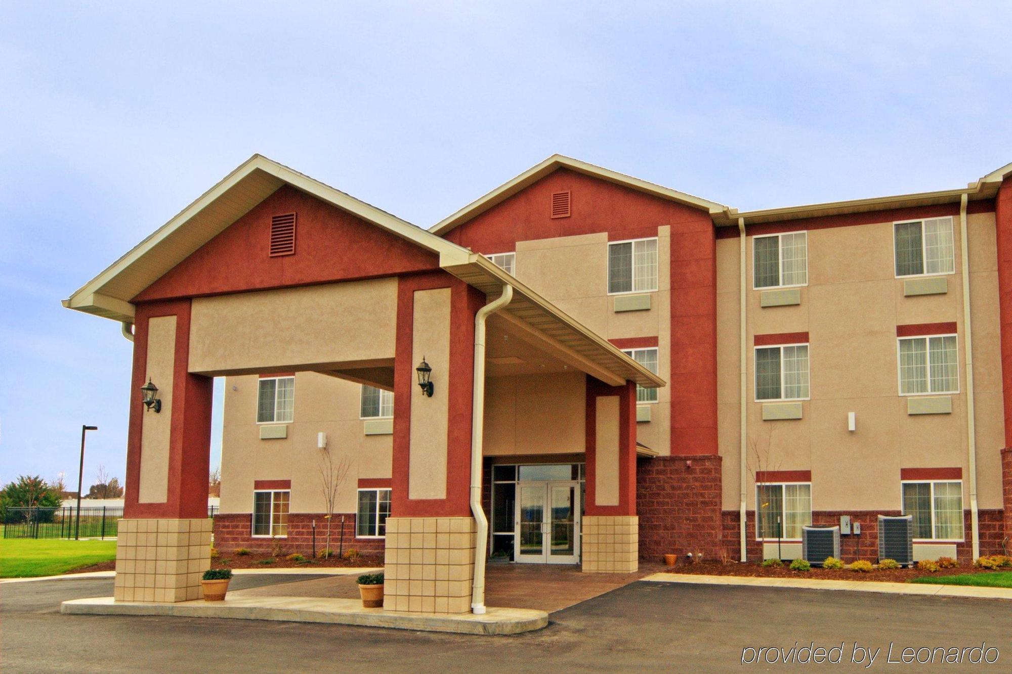 Paola Inn And Suites Екстериор снимка