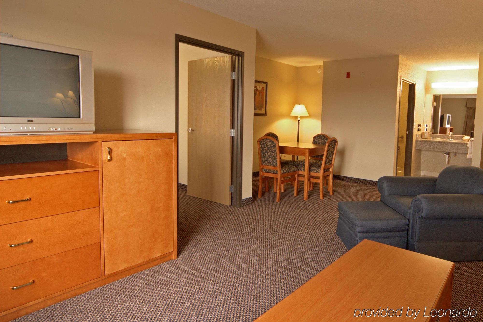 Paola Inn And Suites Стая снимка