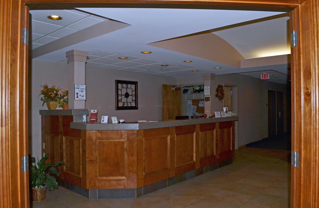 Paola Inn And Suites Екстериор снимка