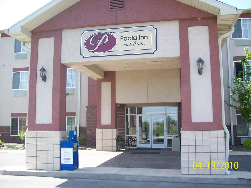 Paola Inn And Suites Екстериор снимка