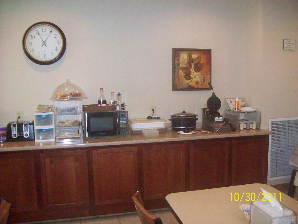 Paola Inn And Suites Екстериор снимка