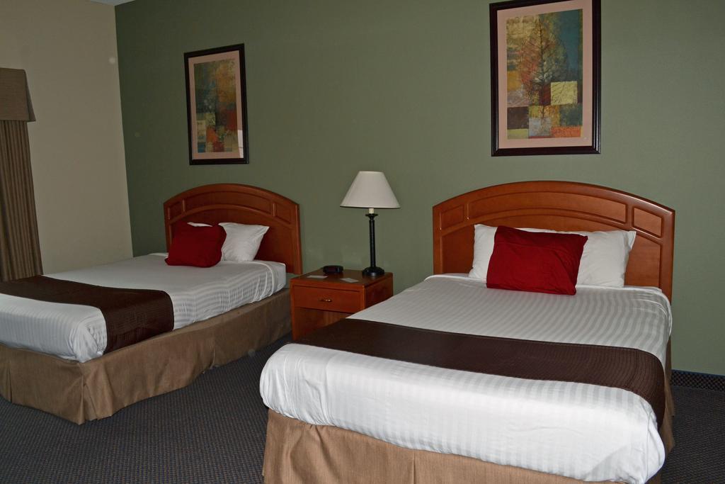 Paola Inn And Suites Екстериор снимка