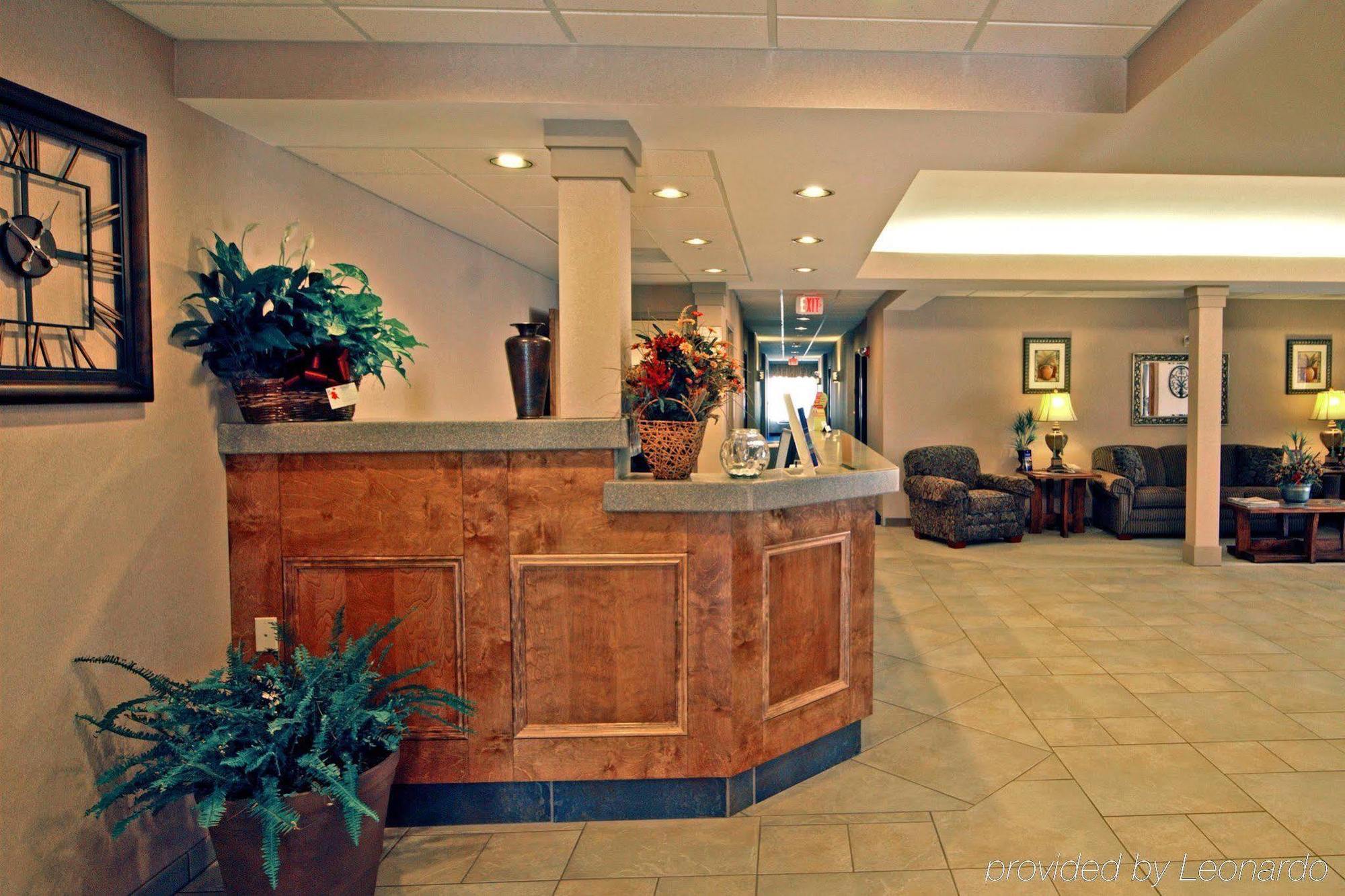 Paola Inn And Suites Интериор снимка