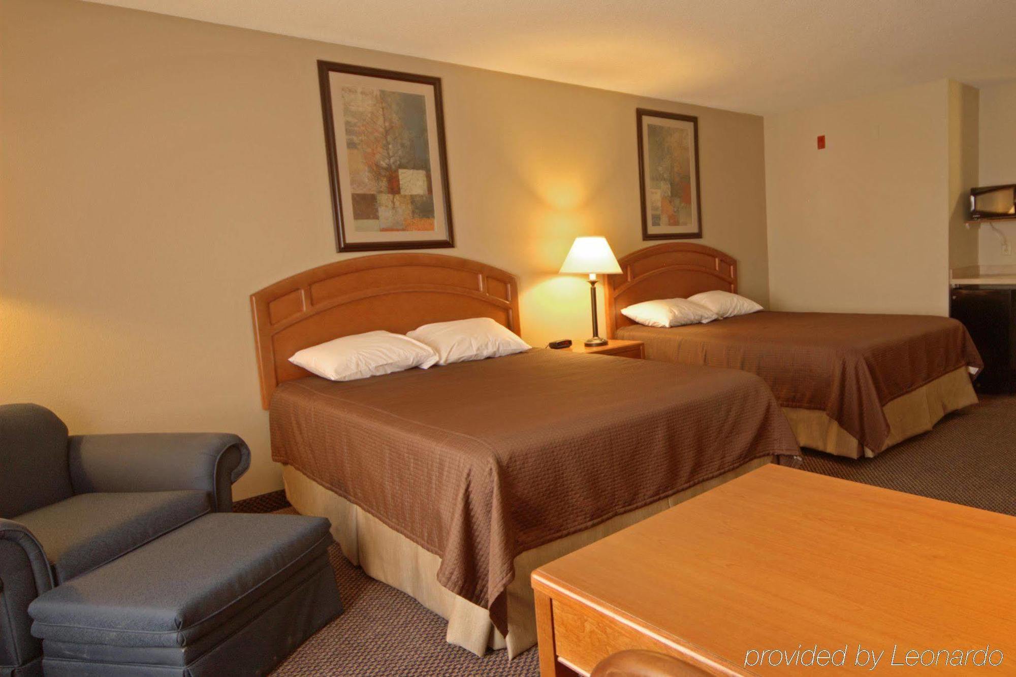 Paola Inn And Suites Екстериор снимка