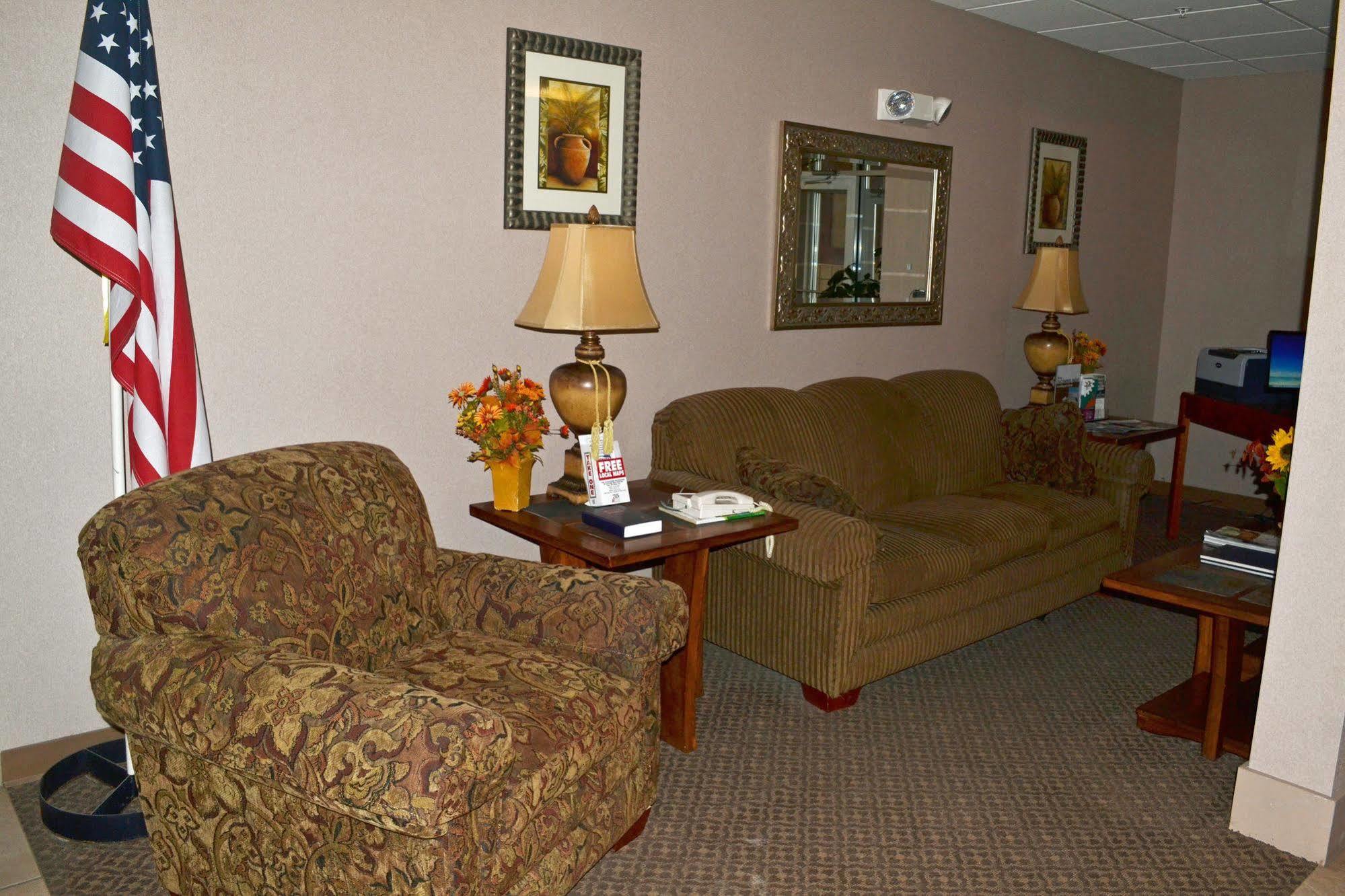 Paola Inn And Suites Екстериор снимка