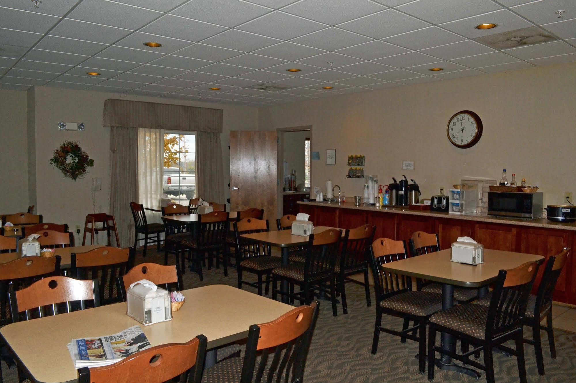 Paola Inn And Suites Екстериор снимка