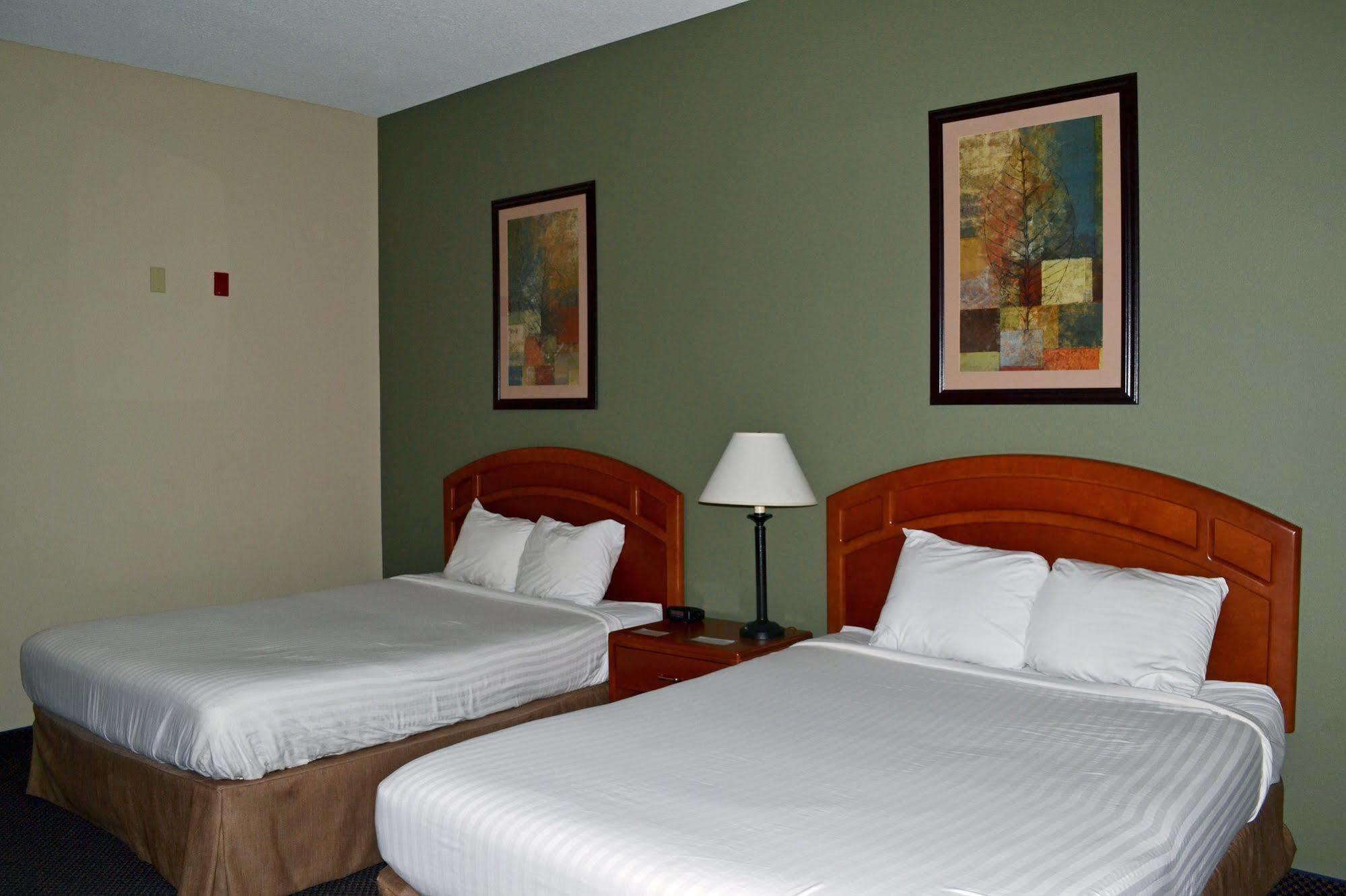 Paola Inn And Suites Екстериор снимка