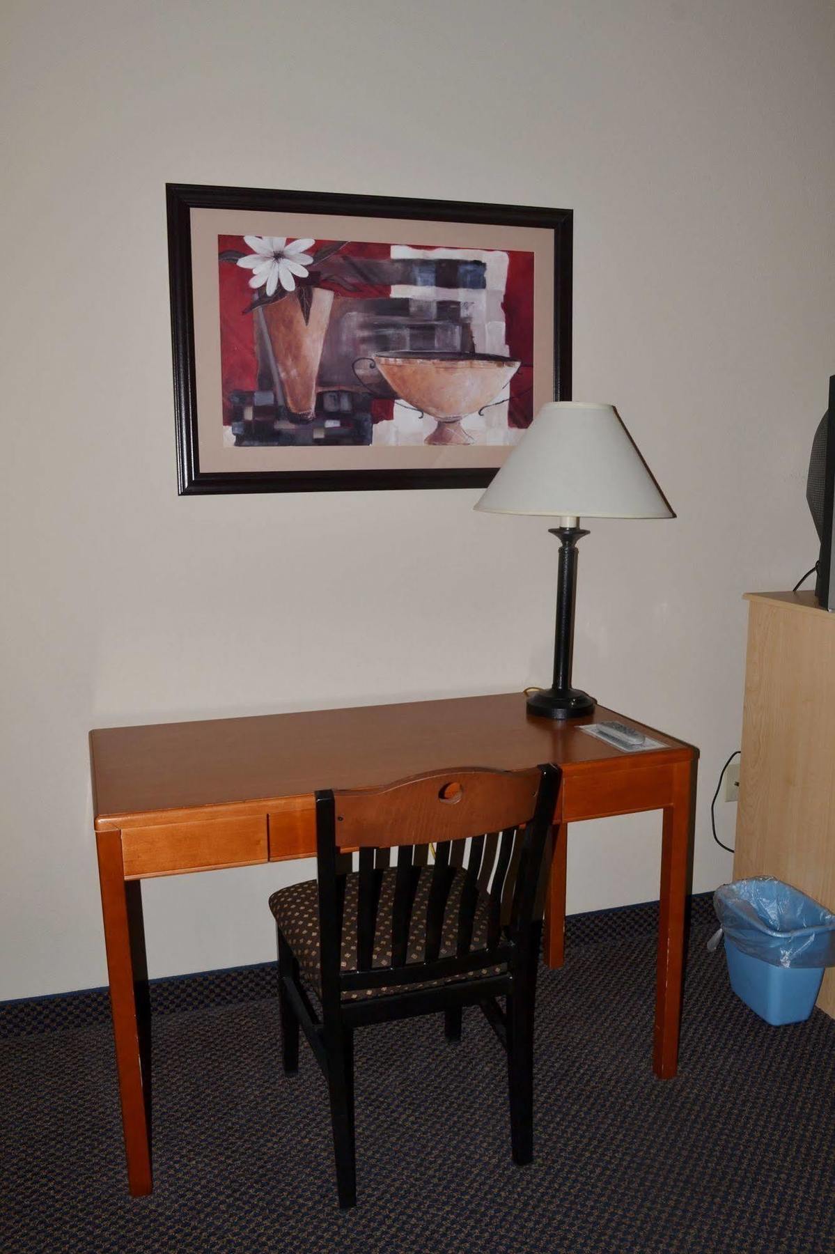 Paola Inn And Suites Екстериор снимка