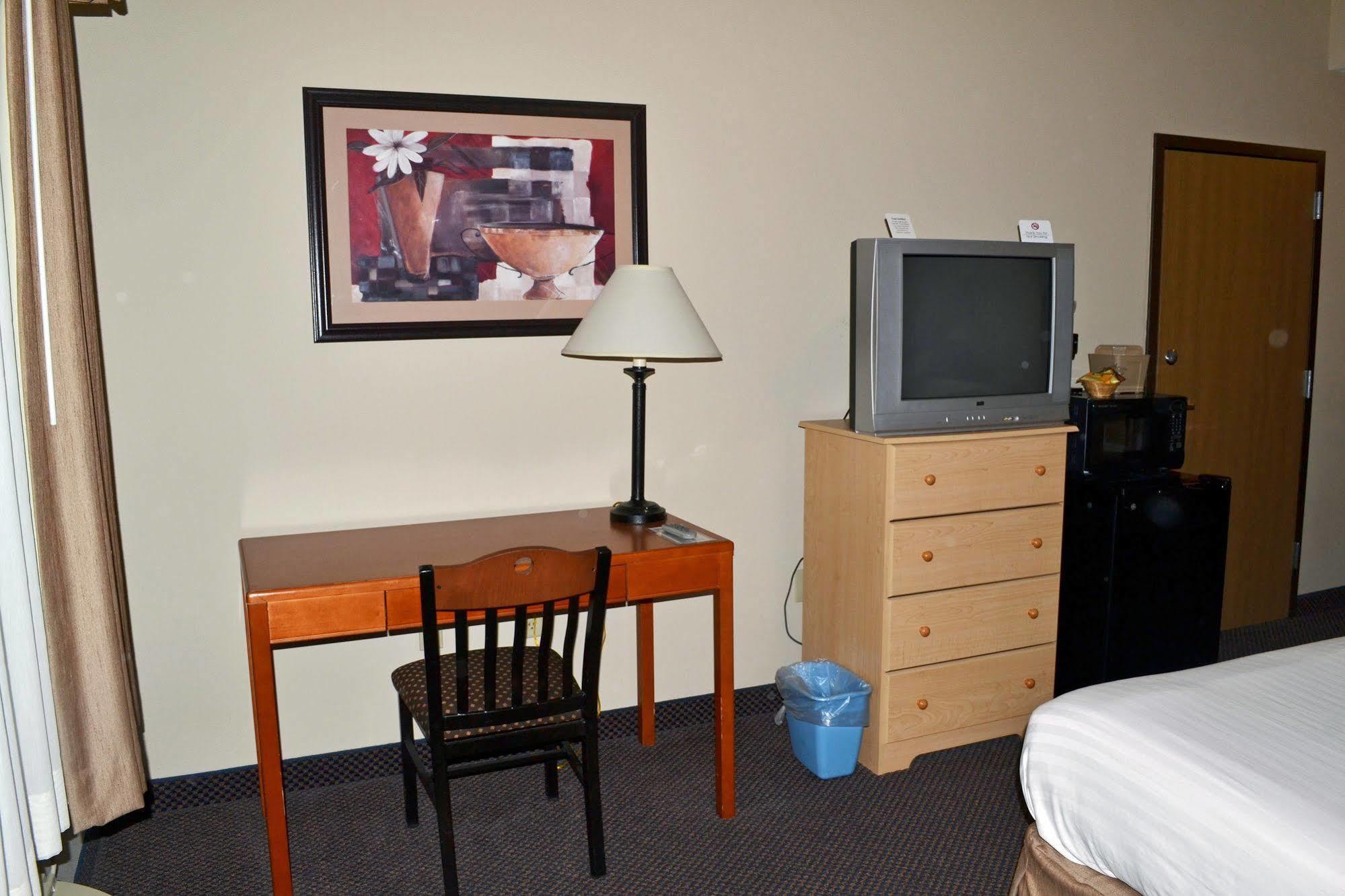 Paola Inn And Suites Екстериор снимка