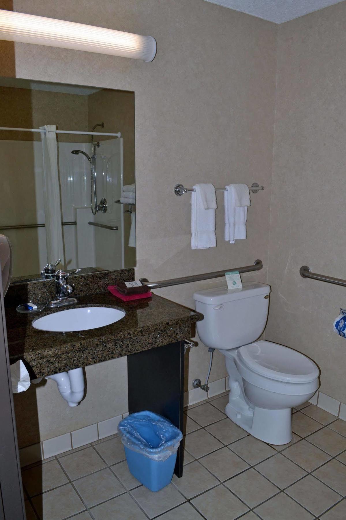 Paola Inn And Suites Екстериор снимка