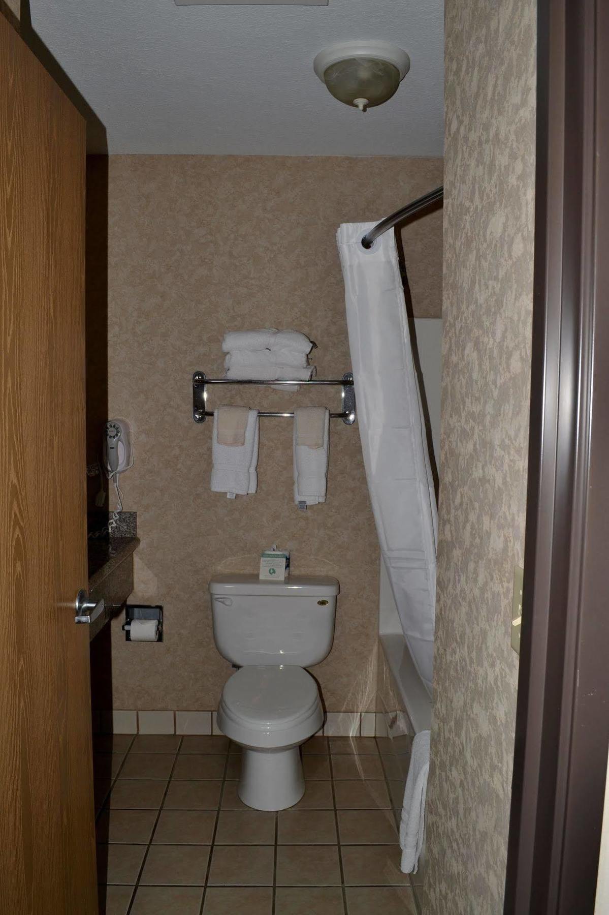 Paola Inn And Suites Екстериор снимка