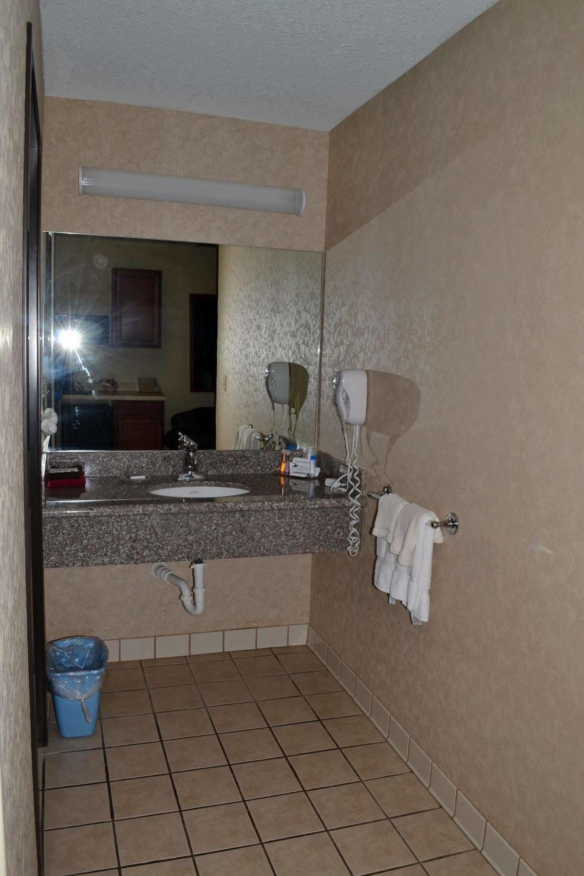 Paola Inn And Suites Екстериор снимка
