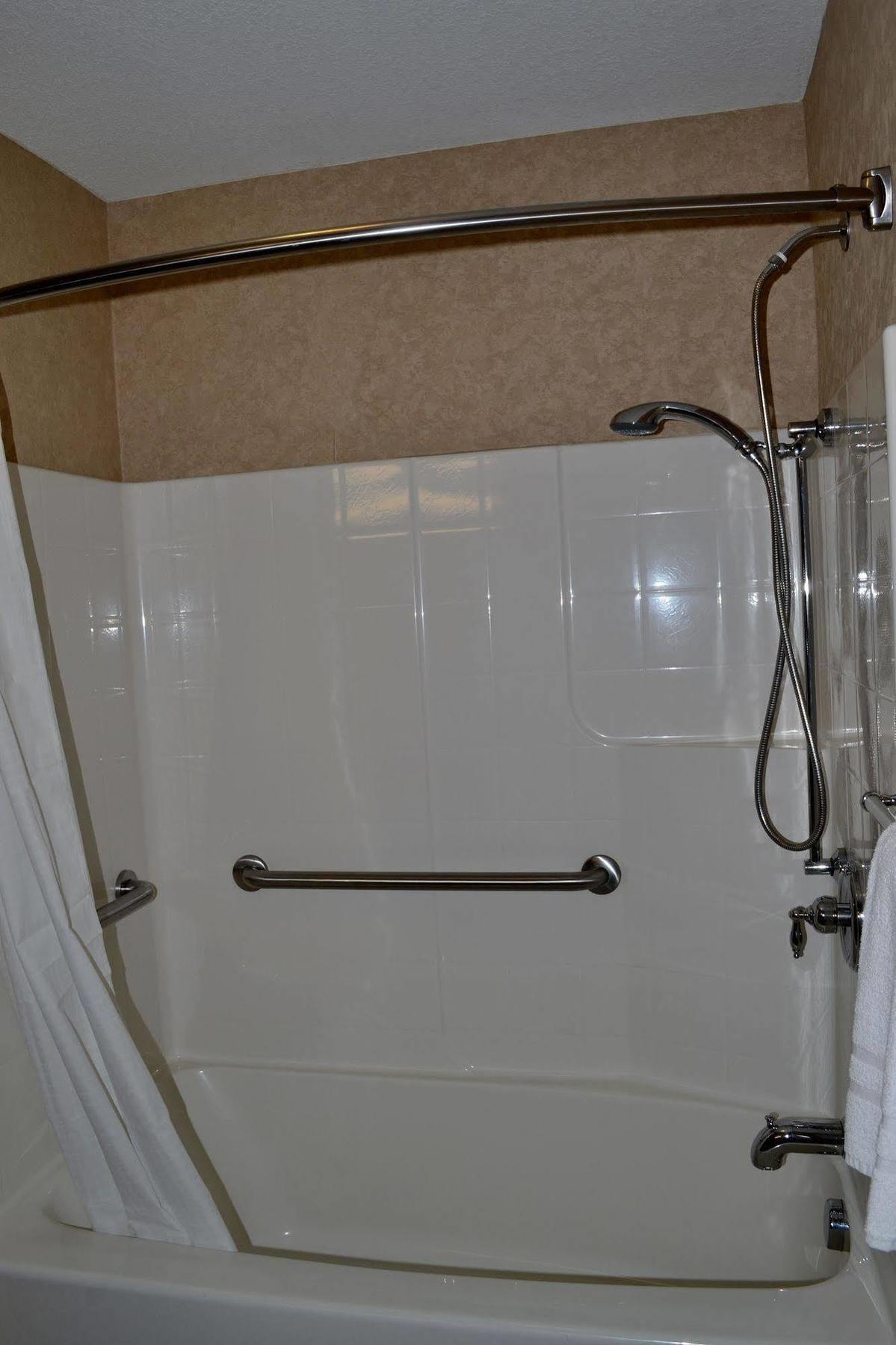 Paola Inn And Suites Екстериор снимка