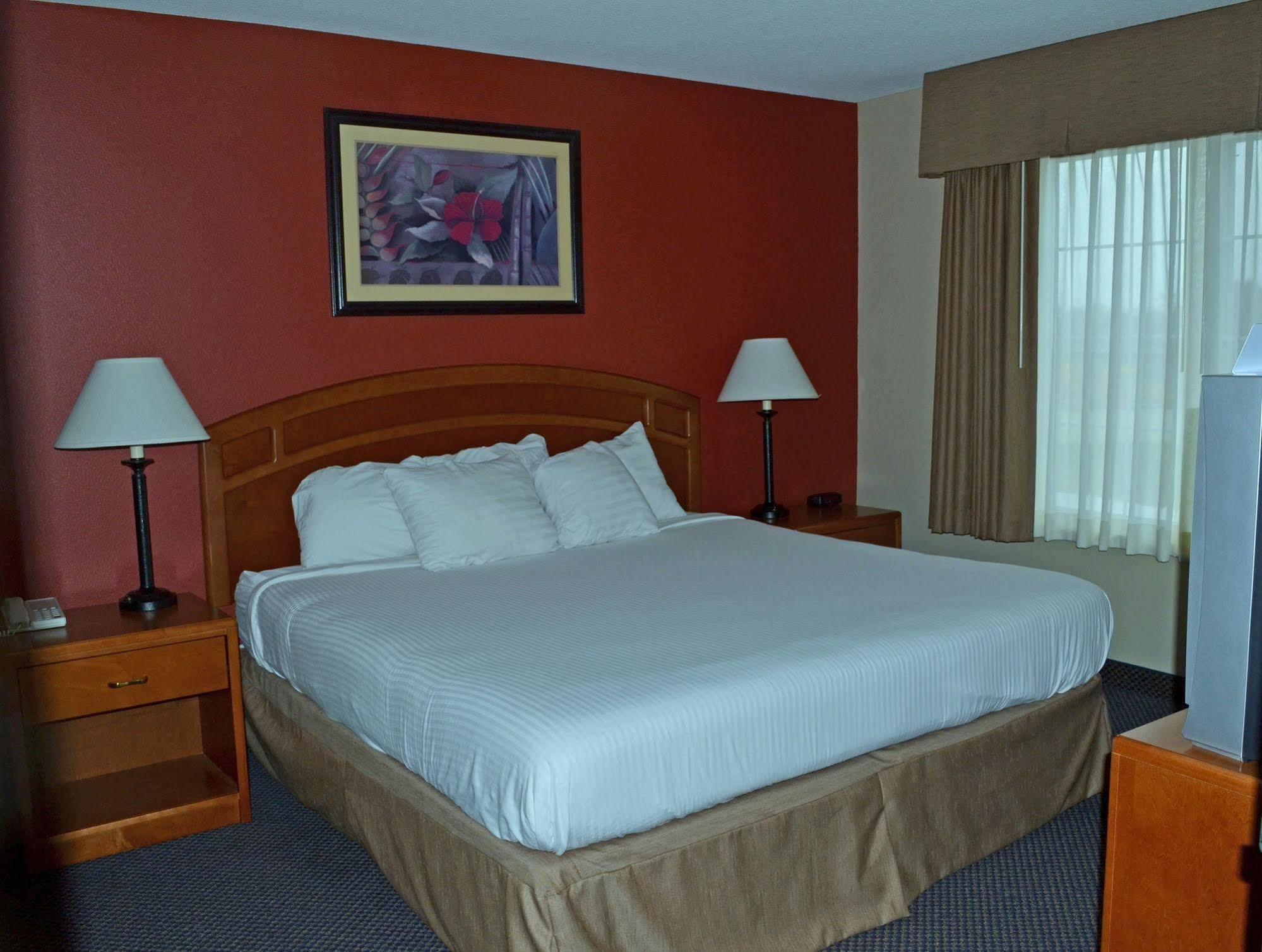 Paola Inn And Suites Екстериор снимка
