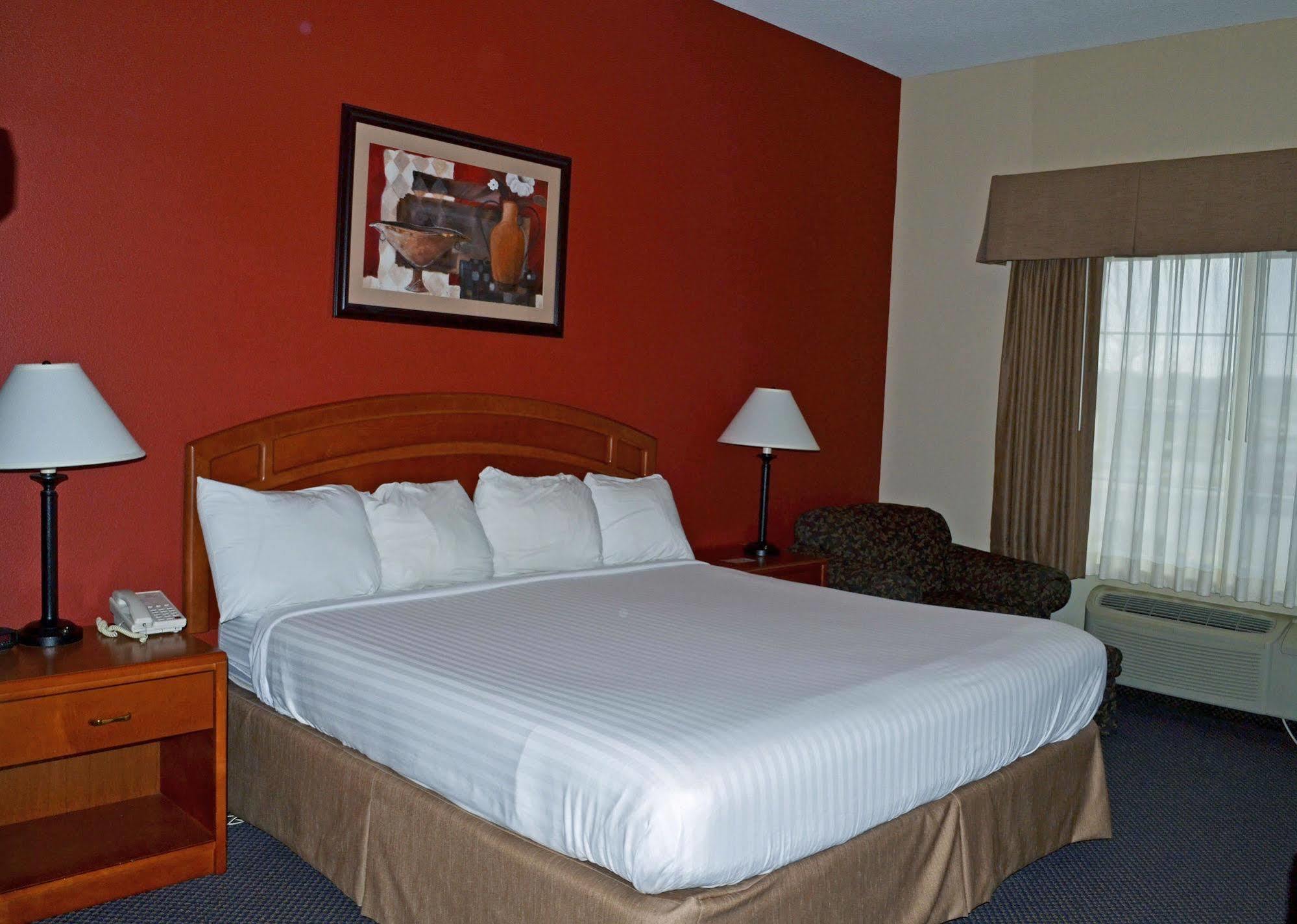Paola Inn And Suites Екстериор снимка