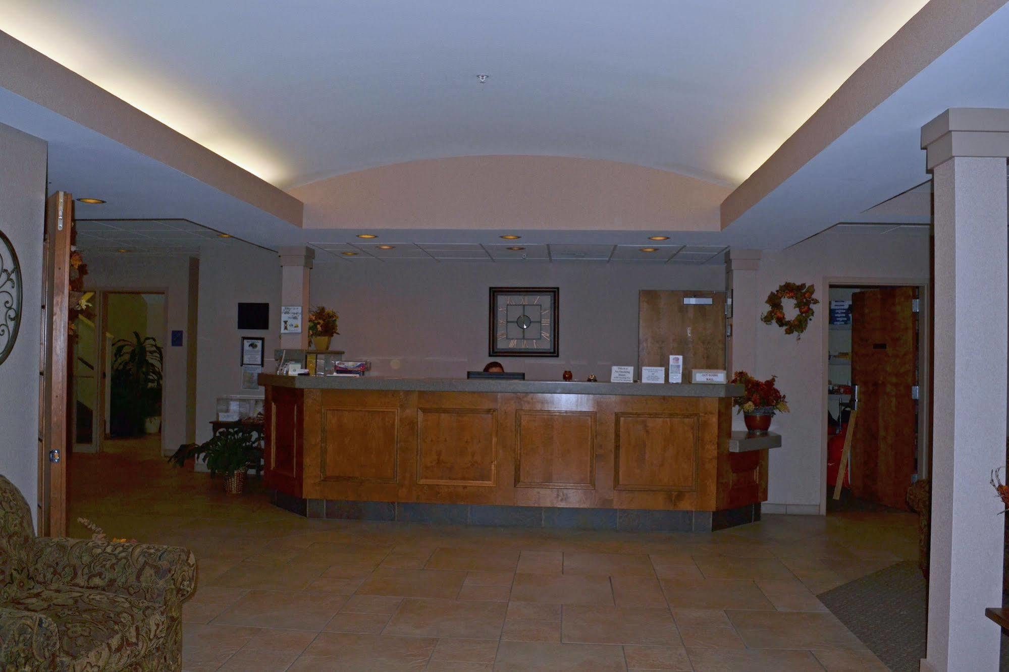 Paola Inn And Suites Екстериор снимка