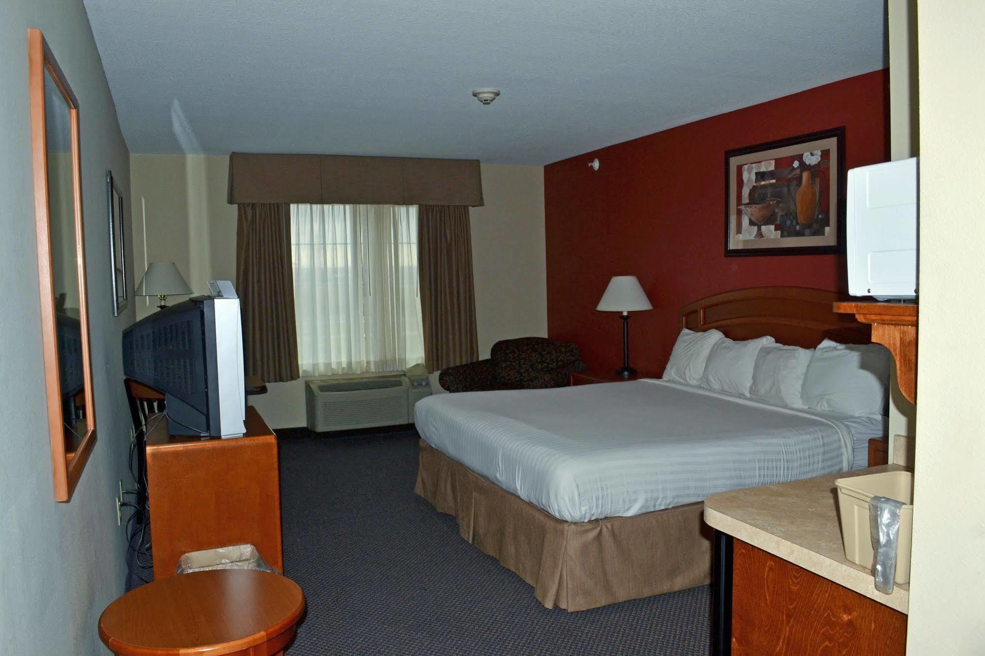 Paola Inn And Suites Екстериор снимка