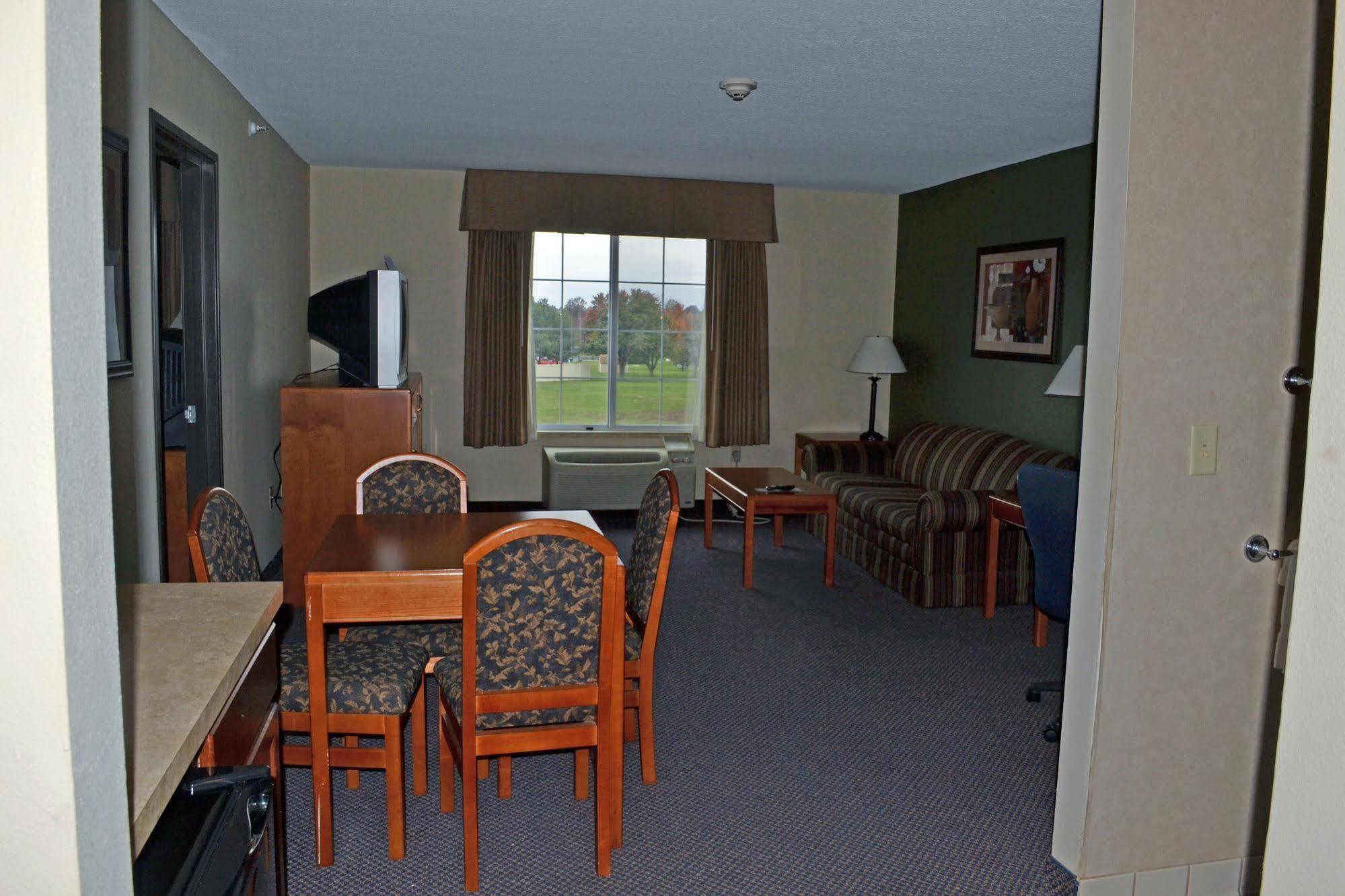 Paola Inn And Suites Екстериор снимка
