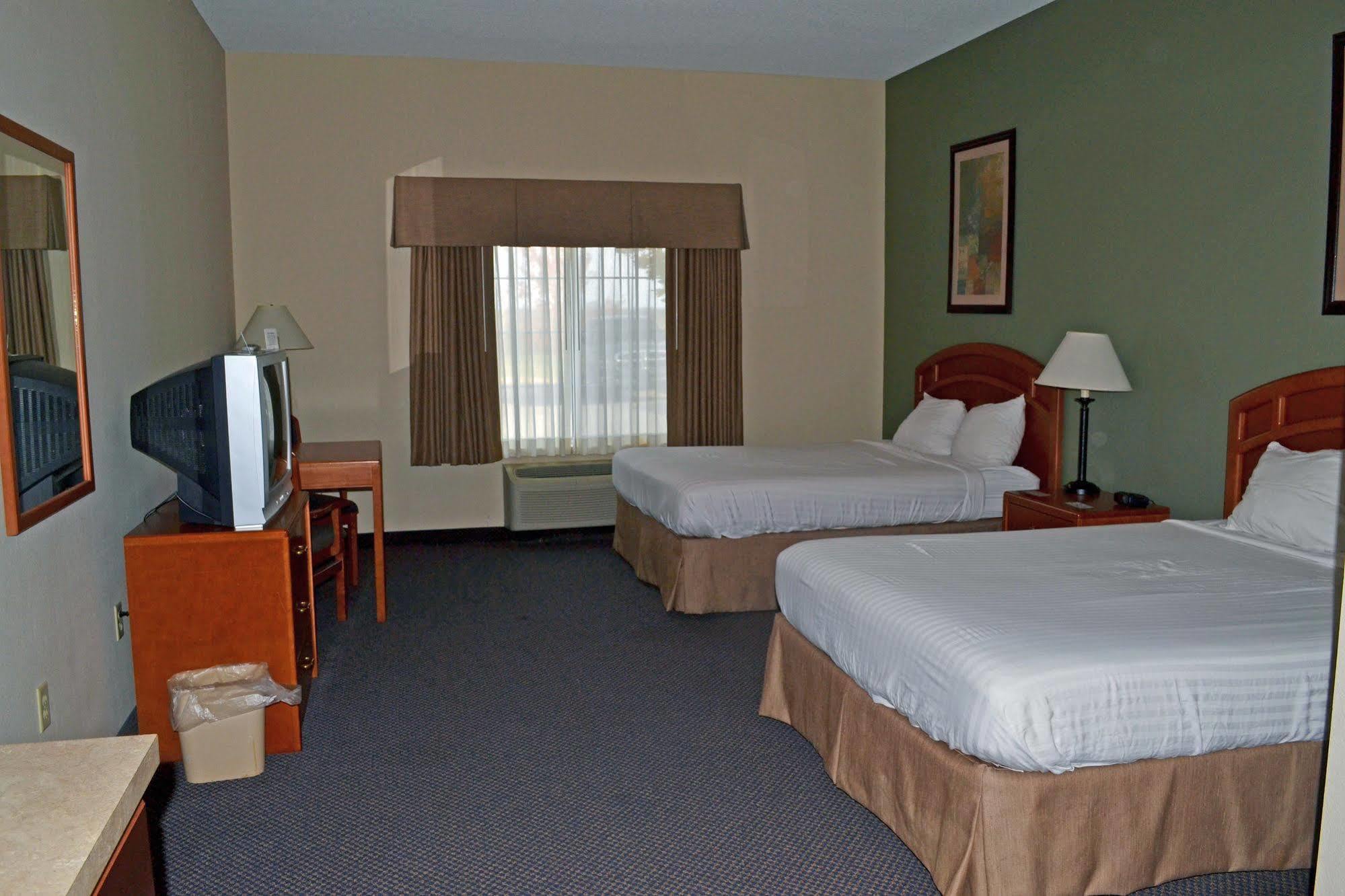 Paola Inn And Suites Екстериор снимка