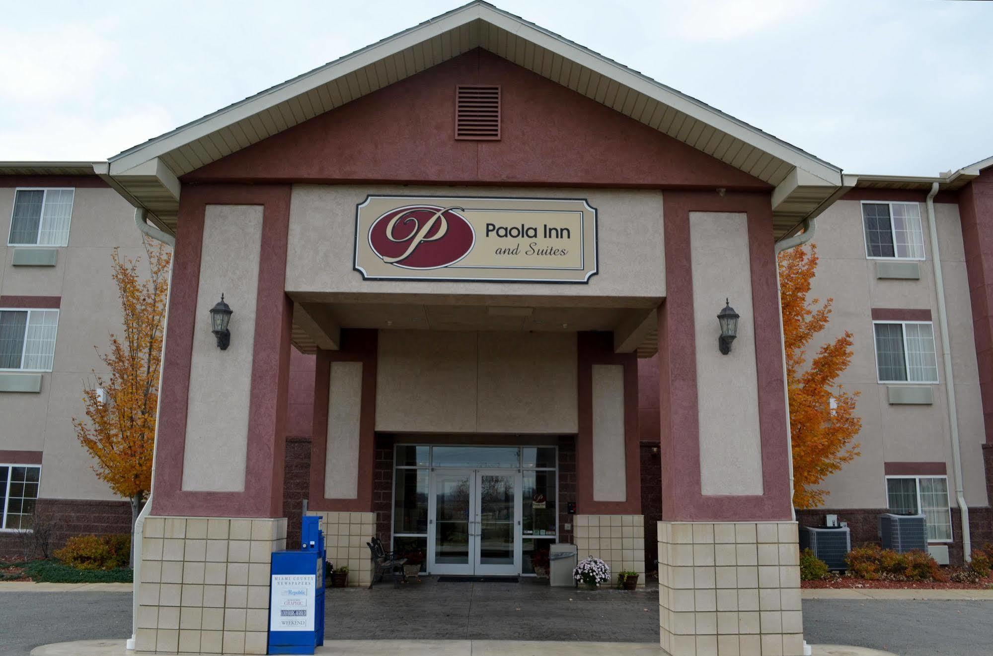 Paola Inn And Suites Екстериор снимка