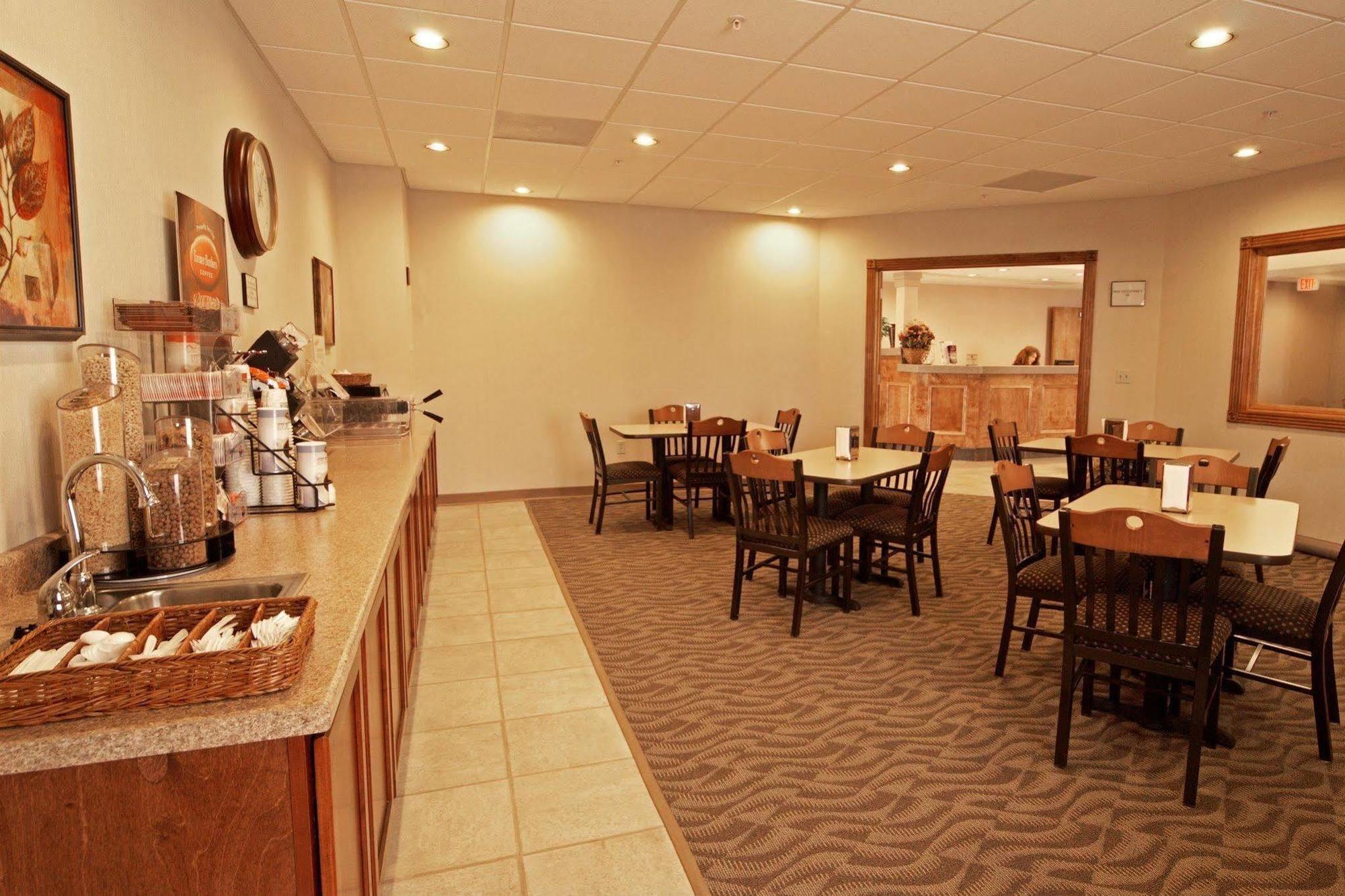 Paola Inn And Suites Екстериор снимка