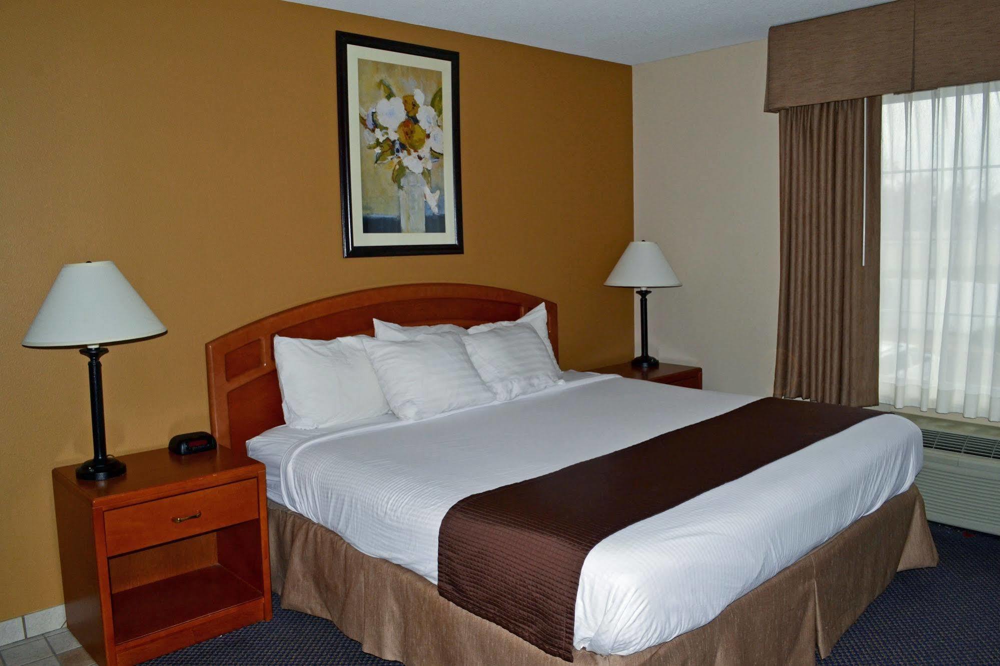Paola Inn And Suites Екстериор снимка