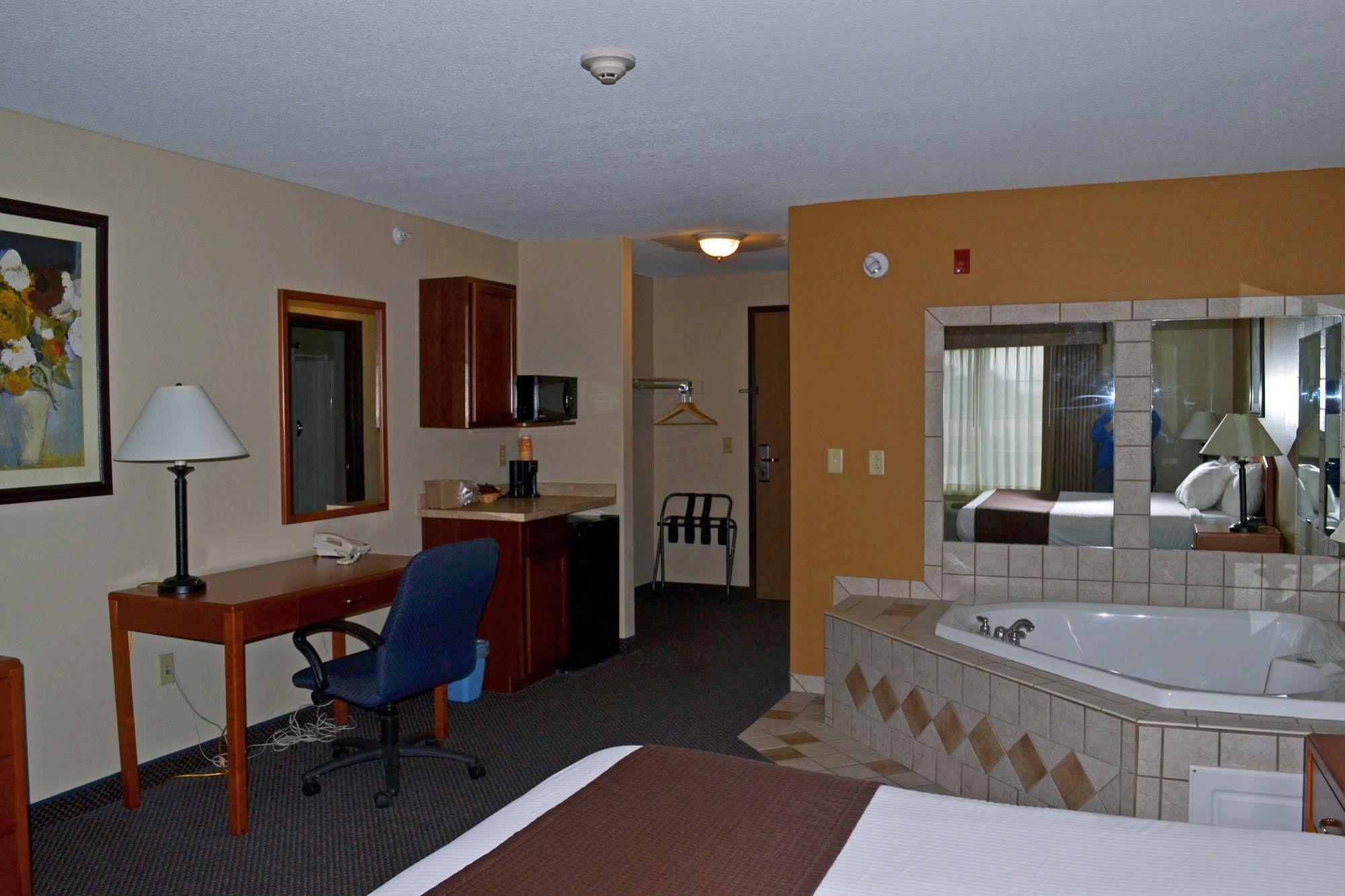 Paola Inn And Suites Екстериор снимка