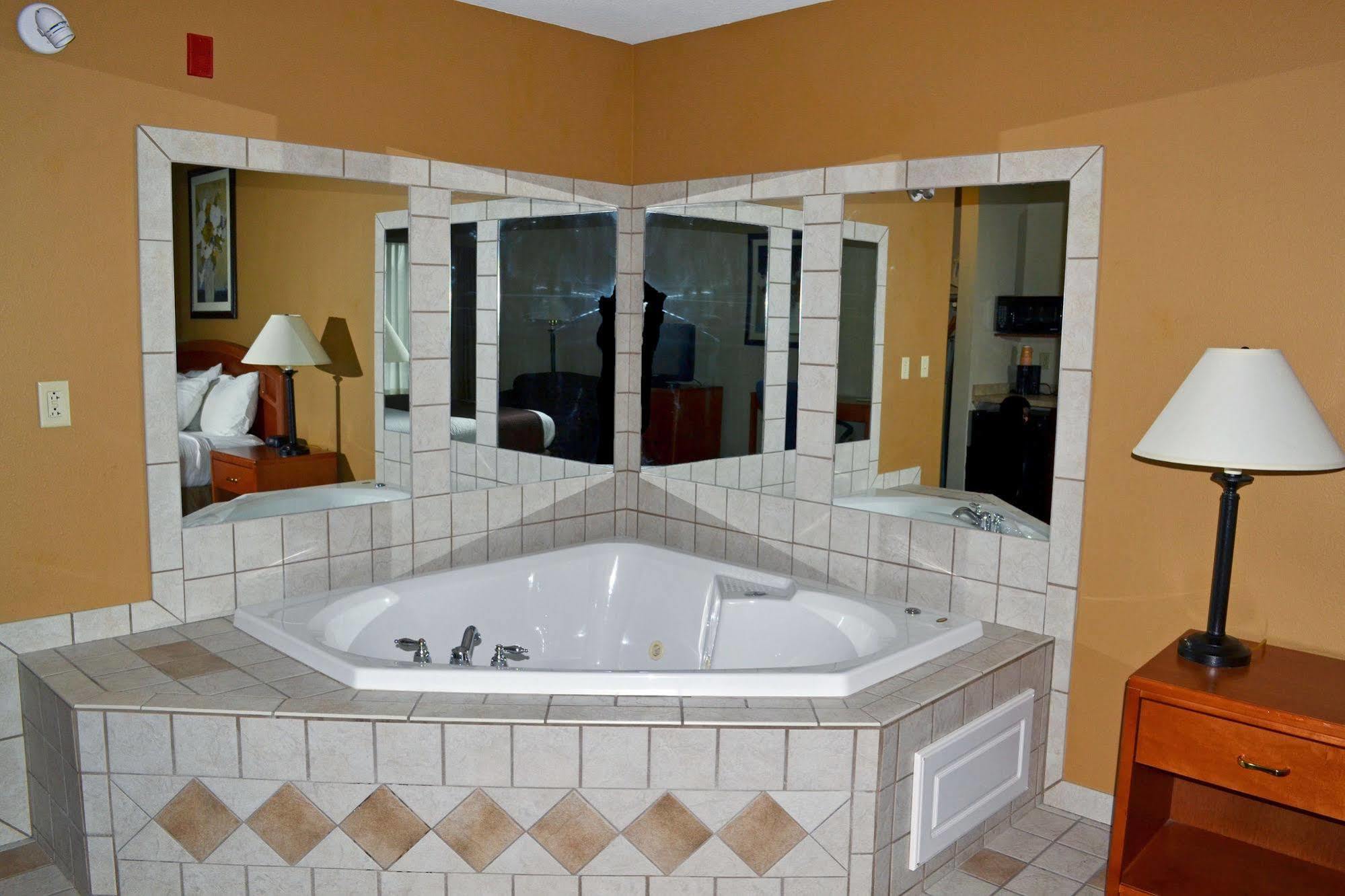 Paola Inn And Suites Екстериор снимка